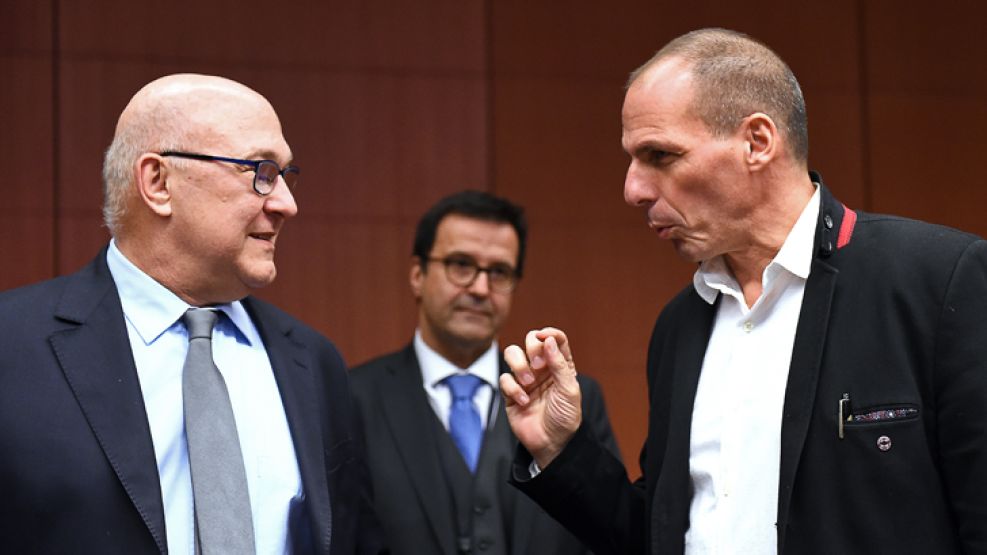 Dialogo. El presidente del Eurogrupo, Jeroen Dijsselbloem, y el ministro griego Yanis Varufakis.