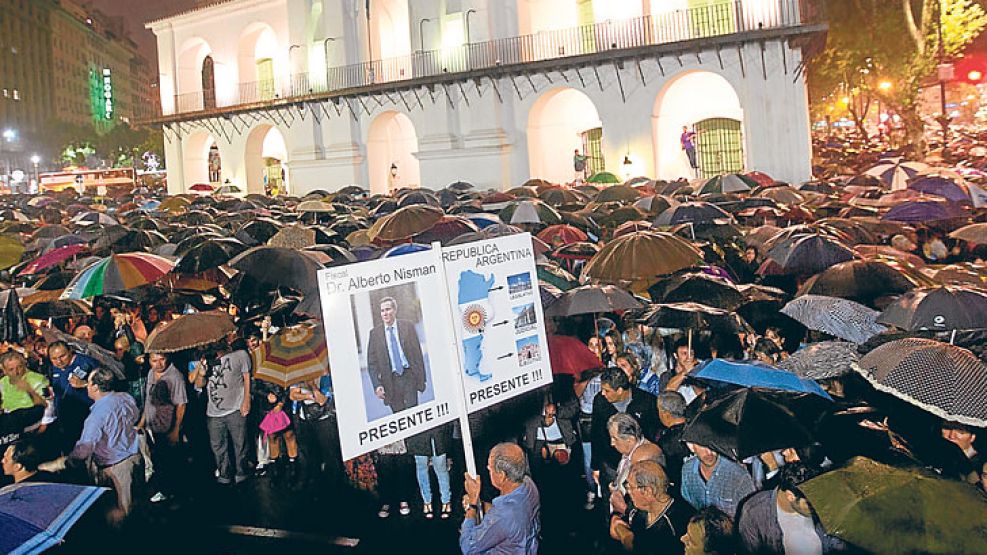 La marcha por Nisman del miércoles pasado fue gigantesca y hubiera sido aún más concurrida sin la lluvia. El kirchnerismo, con su beligerancia, contribuyó a agrandarla.
