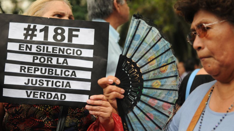 LLUVIA Y MARCHA. La gente salió a la calle este miércoles 18 para reclamar en silencio por justicia.