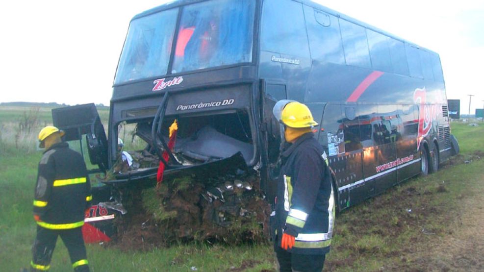 Accidente. El ómnibus quedó al costado de la ruta. Trasladaba pasajeros de Entre Ríos a Mar del Plata.