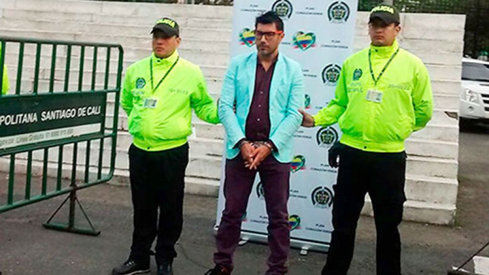 Esposado. David Sarría Ortiz fue apresado en el aeropuerto de Cali, cuando regresaba de Bogotá.