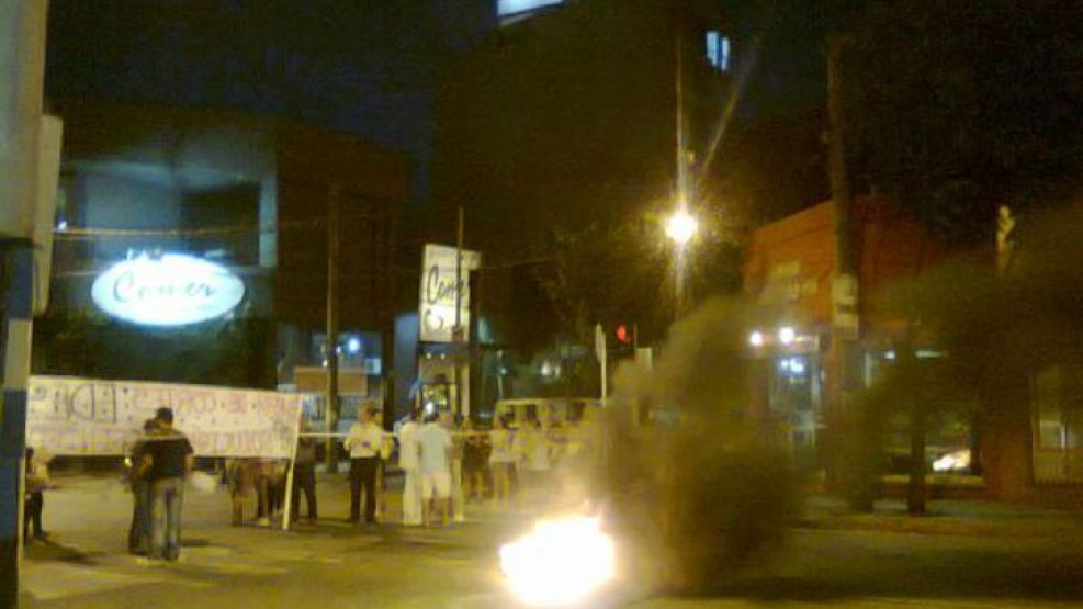 Los vecinos de Monte Grande protestaron contra Edesur por los reiterados cortes de luz.