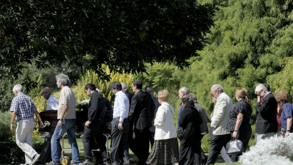 Un reducido cortejo fúnebre acompañó el féretro al cementerio Jardín de Paz, en la localidad bonaerense de Malvinas Argentinas.