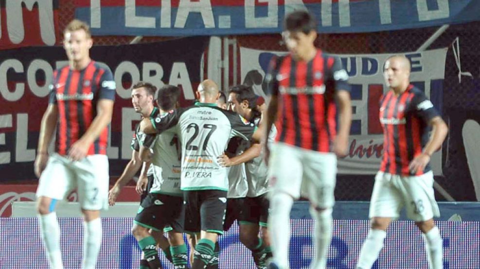 De su propia medicina. Carlos Bueno, tapado, marcó el primer tanto de San Martín. El ex San Lorenzo no quiso gritar el gol.