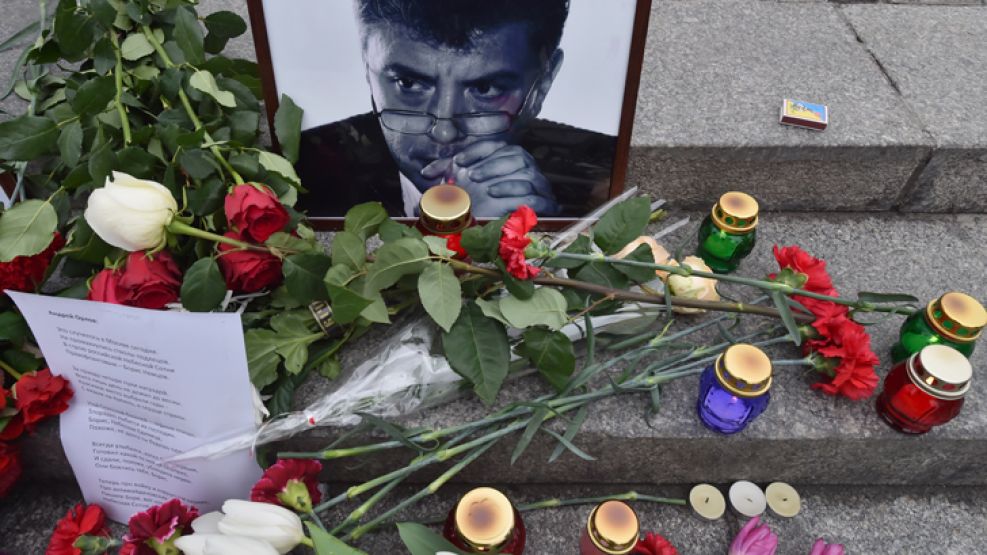 Dolor. Cartas, flores y velas en el puente en el que Nemtsov fue baleado, a metros del Kremlin. 