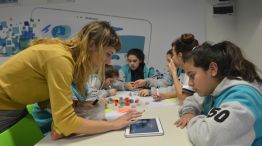Didactico.  Alumnos del Instituto Vélez Sarsfield en una de las aulas interactivas. La iniciativa Smart School promueve el uso de pantallas en un entorno creativo.