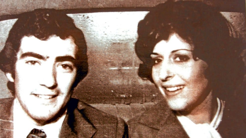 Los padres, la apropiadora. Cecilia Viñas Moreno y su pareja, Hugo Reinaldo Penino. A la derecha, la apropiadora, Ana María Grimaldos, que fue esposa del represor Vildoza.