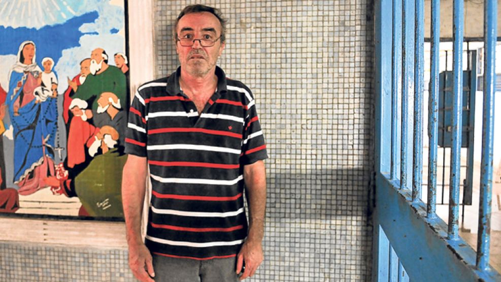Preso. Hugo Tognoli posa para PERFIL en la capilla del penal de Las Flores, en Santa Fe. Esta semana su defensa solicitó su excarcelación, pero le fue denegada.