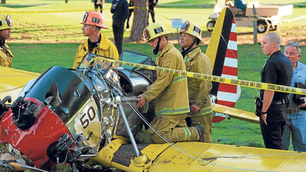 Escena. La avioneta quedó destrozada en el campo de golf de L. A. 