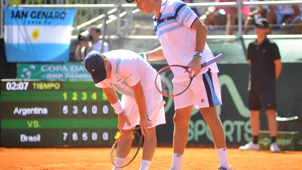 Desconsuelo. Berlocq intentó levantarle la moral a Schwartzman en todo momento. Pero la diferencia de nivel fue demasiada, y el joven debutante quedó expuesto.