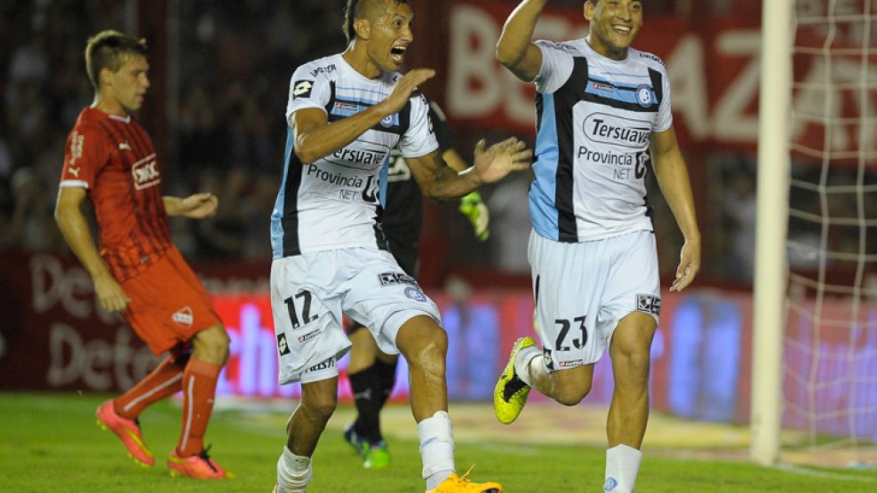 MISMO PELUQUERO. Chiqui Pérez acaba de marcar el 2-1 de penal y Escudero lo busca en el festejo. Belgrano venía de perder.