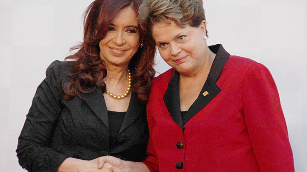 Ellas. Para el embajador Botafogo, sus imágenes están en problemas por escándalos. “Pero Cristina está en su segundo mandato y Dilma apenas comienza”, advierte.