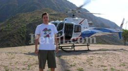 Luciano Herrera posó para la foto con el helicóptero oficial.