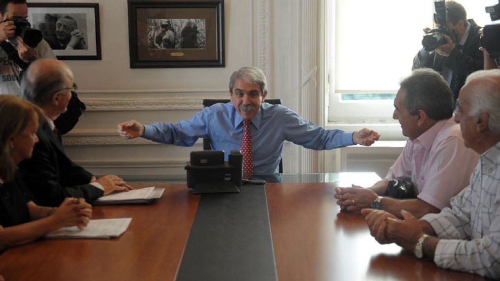 Aníbal Fernández y Carlos Tomada se reunieron dirigentes gremiales del transporte. Sin acuerdo, habrá paro el 31. 