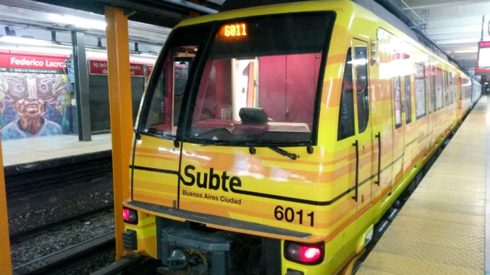 Unidad CAF 6000 realizando pruebas en la estación Federico Lacroze.