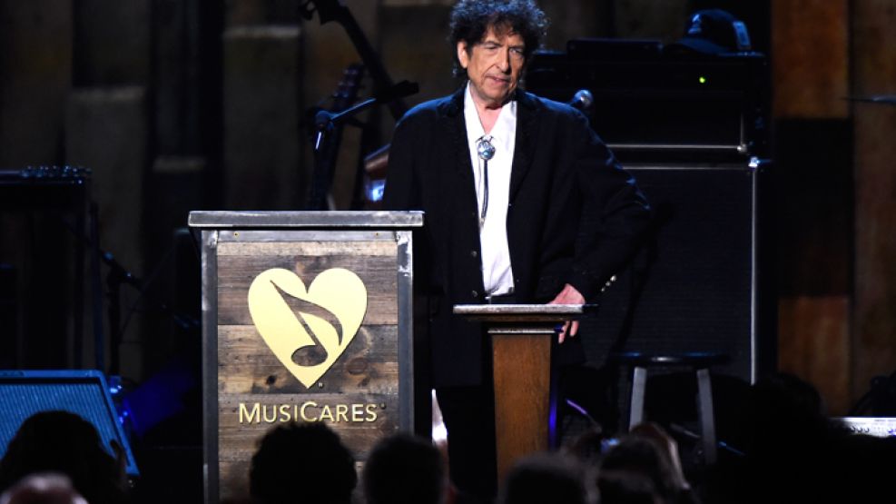 En gala. Dylan, al recibir el premio otorgado por la National Academy of Recording Arts and Sciences.