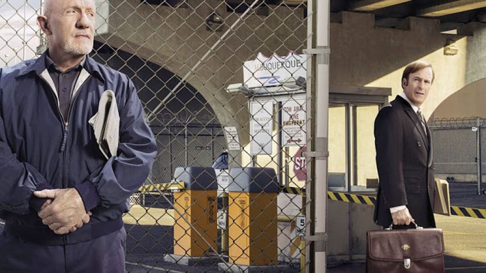 Duro. Jonathan Banks (Mike) murió en el final de Breaking Bad, pero gracias a que Better Call Saul es una precuela, vuelve junto a Saul Goodman para sus fanáticos.