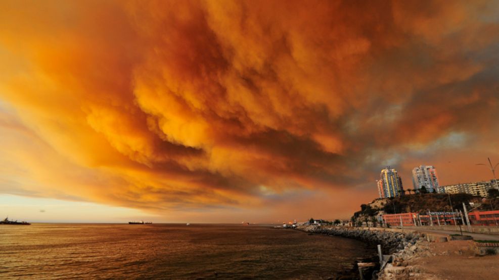 Imagen. El humo que surge de la parte alta de la ciudad, que ya padeció un siniestro similar en 2014. 