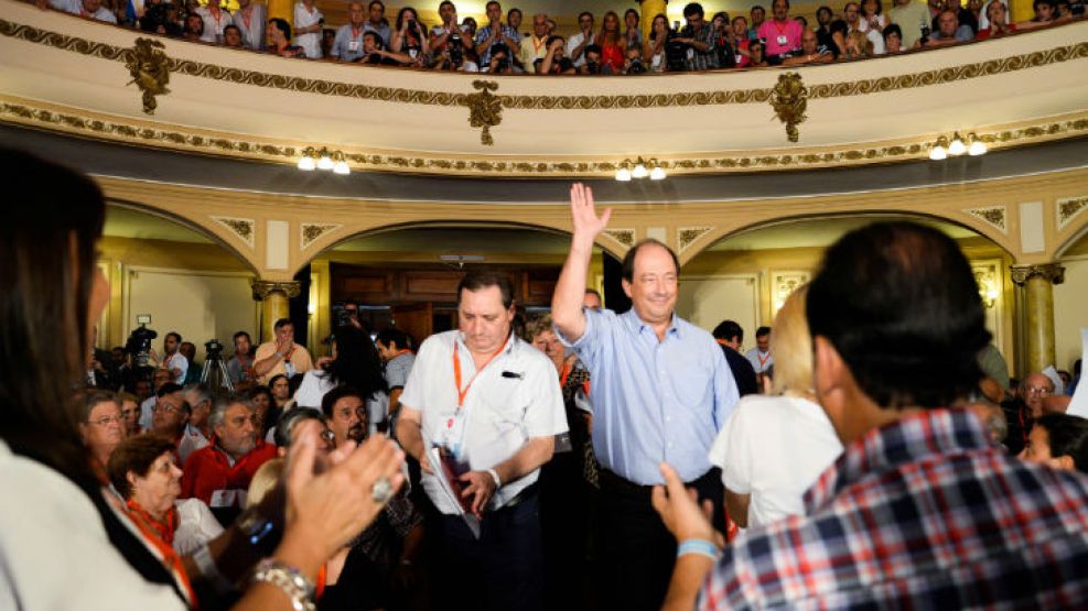 La propuesta de Sanz de ir con el PRO ganaría la votación.