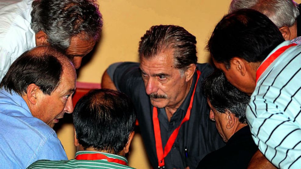 Sanz junto a sus adherentes en la convención.