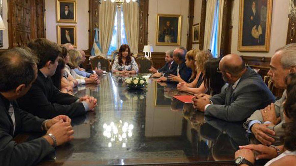 Cristina con familiares de las víctimas del atentado a la Embajada de Israel