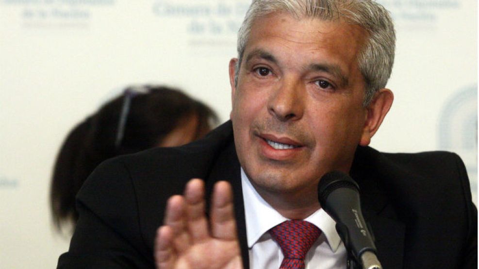 Domínguez se baja de la carrera por la presidencia.