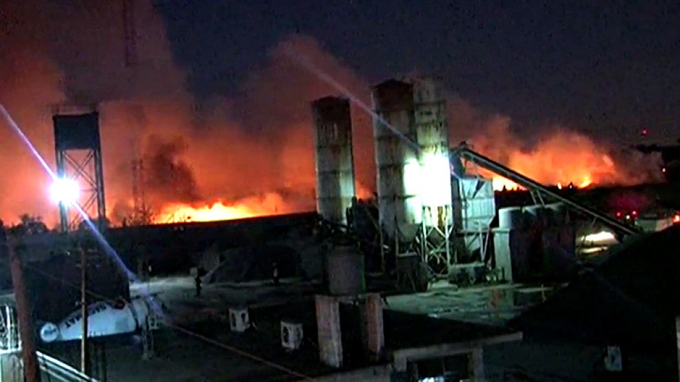 El incendio comenzó en un basural y se habría trasladado al depósito