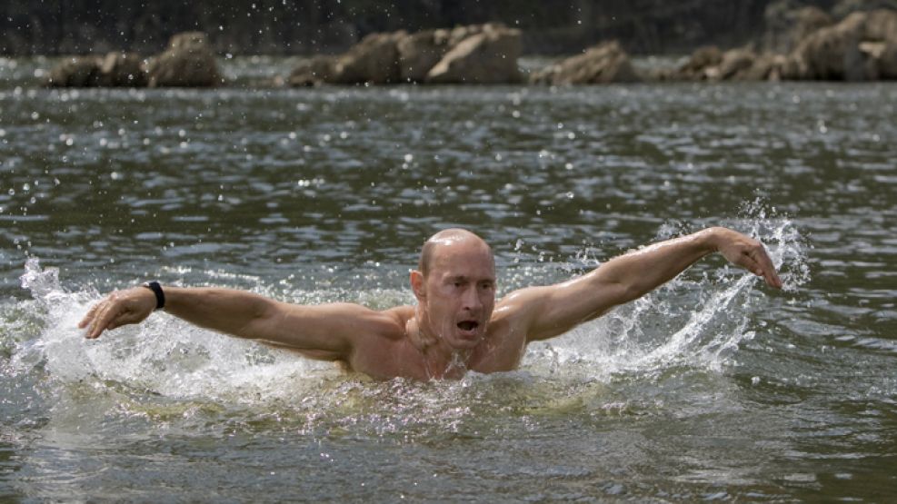 Con todo. Millonarios en situaciones fuertes. Vladimir Putin nadando en aguas abiertas. El príncipe catarí Nasser al-Attiyah, que corrió el Dakar, y a la derecha, el rey Juan Carlos participando en un