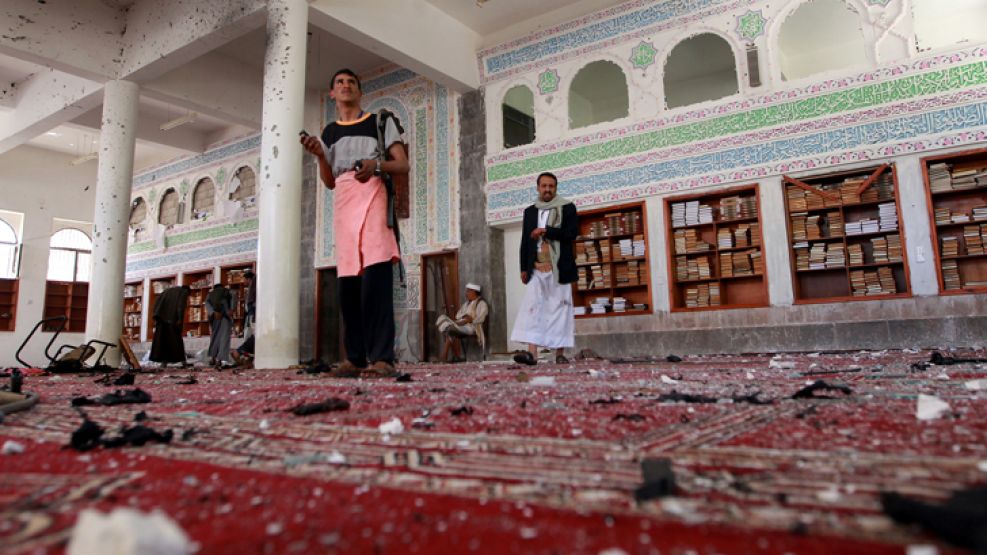 Horror. Una de las mezquitas chiitas, devastada por el brutal atentado. Fue reivindicado por Estado Islámico, adversario de los hutíes que gobiernan el país. 