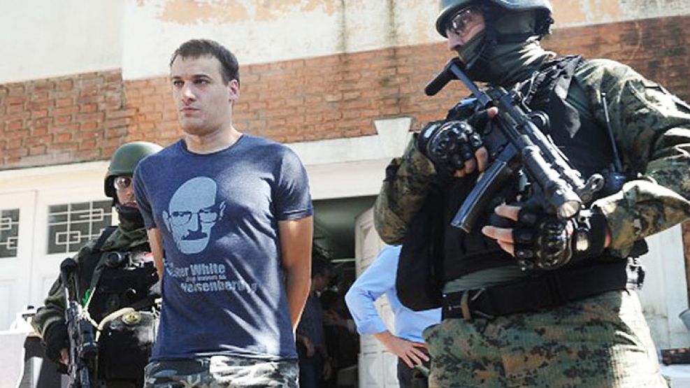 Fanático. Alan G., uno de los detenidos, sale de la casa de Olivos con la remera de Walter White.