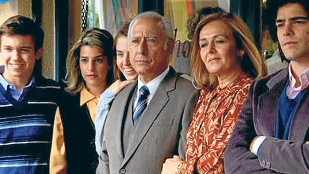 FICCIONALES. Francella y Lanzani, protagonistas de El clan, junto al resto del elenco de la película de Pablo Trapero. 