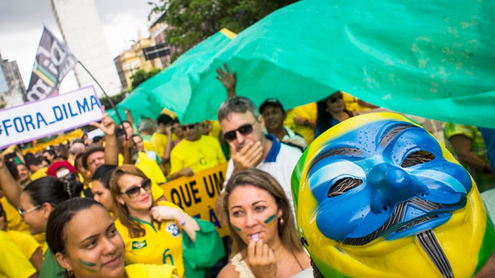 “Fora dilma”. Más de un millón de personas protestaron contra el gobierno por la corrupción en Petrobras.