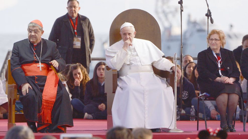 Implacable. Bergoglio instó a los napolitanos a reaccionar “con firmeza” contra los delincuentes.