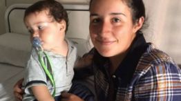 El niño, acompañado de su madre. Fue operado en Córdoba.