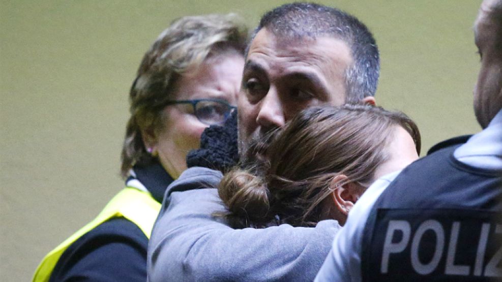 El accidente aéreo de Germanwings ocurrió en el sur de Francia. Familiares de las víctimas esperan por un milagro.