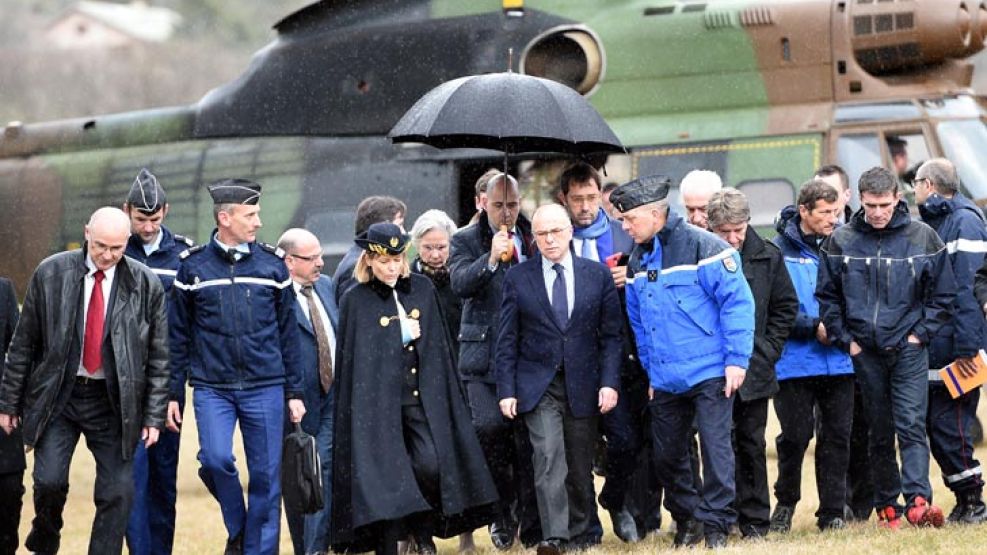 El ministro del Interior francés Bernard Cazeneuve en la zona de la tragedia.