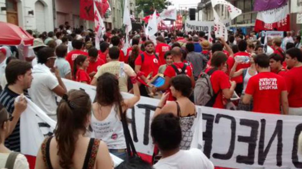 Militantes radicales anti acuerdo con el PRO ante el teatro Gualeguaychu el pasado 14 de marzo, día de la Convención Radical.