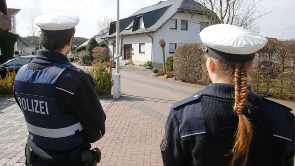 Efectivos policiales frente a la casa de Lubitz.