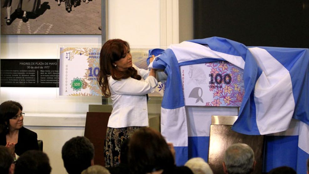 El mismo día que anunció los nuevos planes, CFK presentó un nuevo billete de 100 pesos, en conmemoración de las Abuelas y Madres de Plaza de Mayo.