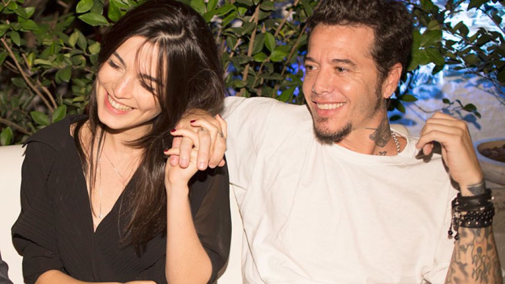 Juntos. Ortega y su novia Carla Moure en la fiesta. Amigos en la ficción y fuera de la pantalla, dos de los protagonistas de la tira de Telefe, Damián de Santo y Fernán Mirás.