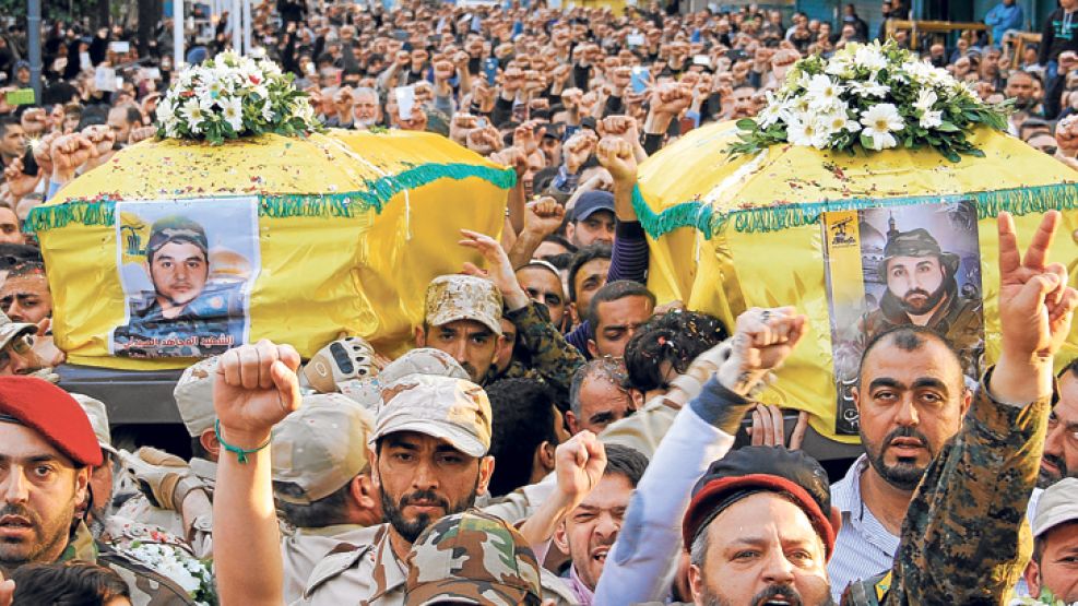 Division. Arriba, una manifestación de Hezbollah en Beirut, del último miércoles. La relación con Siria (der.) es parte de los enfrentamientos internos.