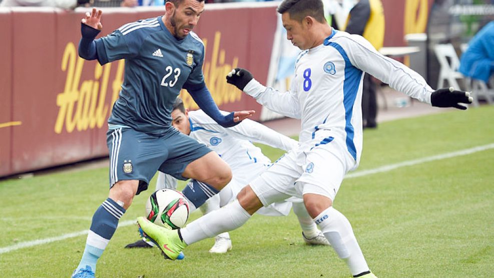 El mejor. Tevez maniobra ante la marca de Alas. El técnico lo colocó como enganche y el Apache cumplió: generó los mejores momentos de la Selección.