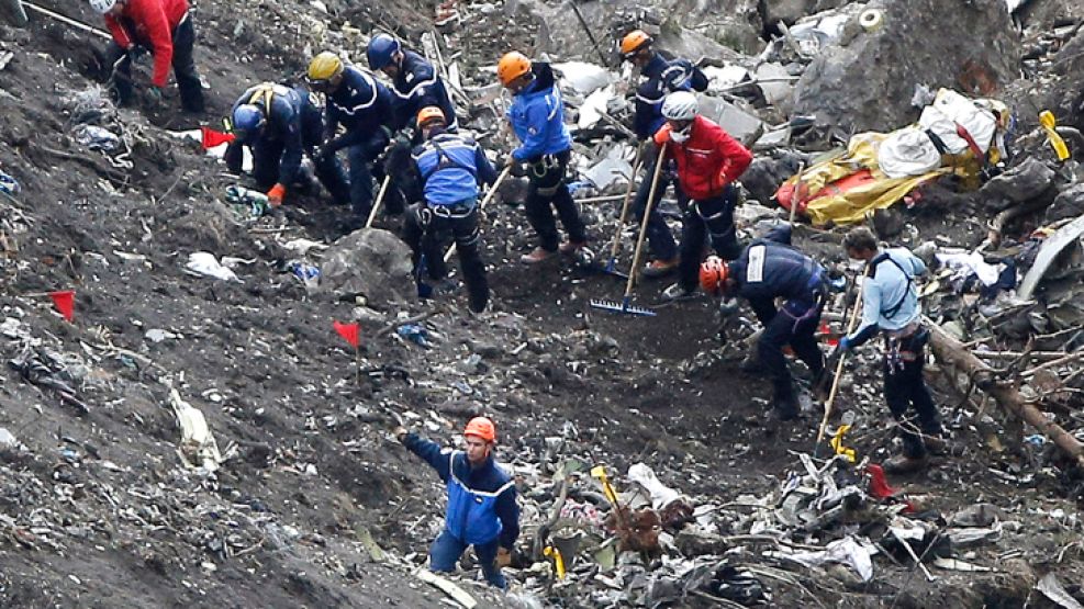 imagenes. Los restos de la aeronave esparcidos en una región de los Alpes franceses.  