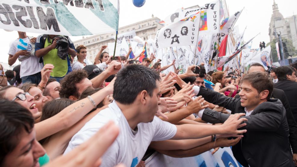 POPULAR I. Kicillof caminó entre la gente el 1º de marzo, cuando CFK habló en el Congreso.