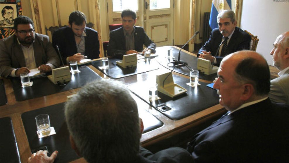 El jefe de Gabinete Aníbal Fernández se reunió con los empresarios del sector de transporte para destrabar el paro.