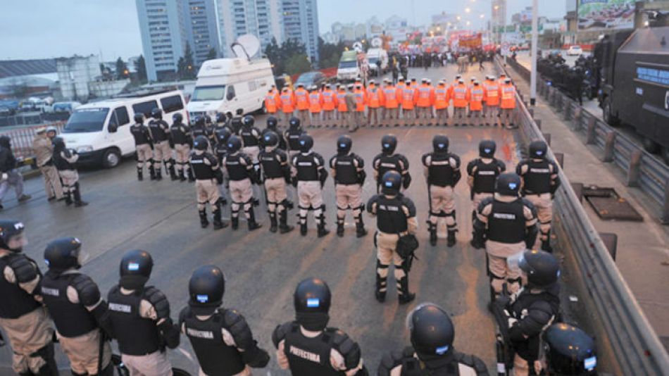 Manifestantes cortan el puente Pueyrredón en ambos sentidos.
