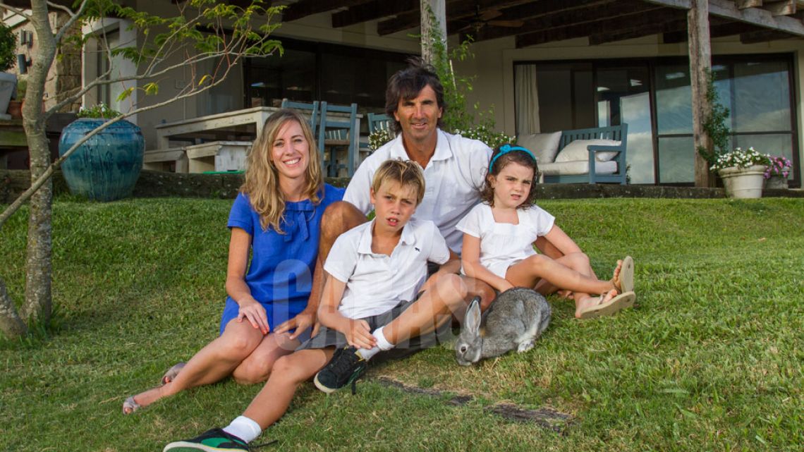 Marcelo Filippini posó para CARAS junto a su familia Caras