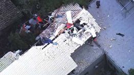 El piloto y tres pasajeros murieron al precipitarse contra el techo de una casa.