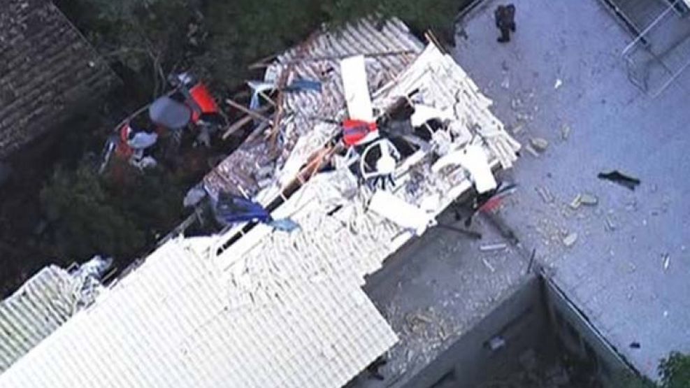 El piloto y tres pasajeros murieron al precipitarse contra el techo de una casa.