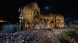 FERVOR. Miles de personas se agolparon frente al tradicional anfiteatro romano para la celebración. Las estaciones estuvieron protagonizadas por enefermos y personas de zonas de conflicto.